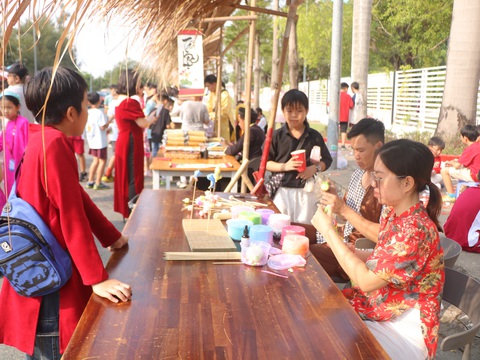 TP.HCM: Nhiều trường quốc tế công bố học phí mới, hầu hết tăng- Ảnh 1. Học sinh tham gia lễ hội Tết tại một trường quốc tế ở TP.HCM - Ảnh: TRỌNG NHÂN