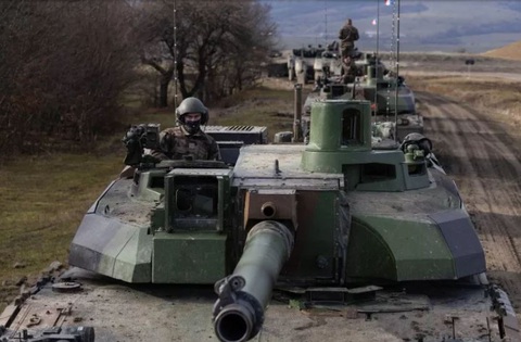 NATO bắt đầu xây căn cứ lớn nhất châu Âu gần Biển Đen- Ảnh 1. Xe tăng Leclerc của Pháp tại khu huấn luyện quân sự Cincu trong cuộc tập trận NATO ở Romania vào tháng 12-2022 - Ảnh: AFP