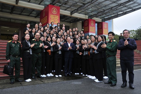 Lãnh đạo TP.HCM thăm, động viên khối nữ du kích miền Nam sắp tham gia diễu binh, diễu hành- Ảnh 2. Đoàn công tác và các cán bộ, chiến sĩ khối nữ du kích miền Nam tại Trung tâm huấn luyện quốc gia 4, Hà Nội