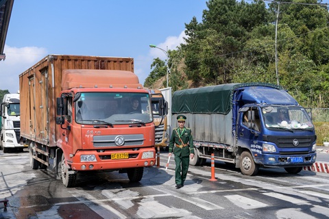 Lực lượng bộ đội biên phòng hướng dẫn lái xe hàng từ Trung Quốc làm thủ tục nhập khẩu - Ảnh: NAM TRẦN Lực lượng bộ đội biên phòng hướng dẫn lái xe hàng từ Trung Quốc làm thủ tục nhập khẩu - Ảnh: NAM TRẦN