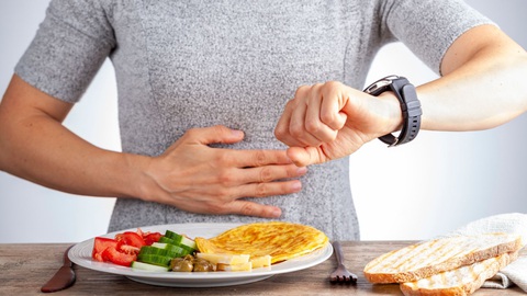 Thận trọng với chế độ nhịn ăn gián đoạn trong thời gian dài- Ảnh 1. Nhịn ăn gián đoạn bao gồm việc ăn trong khoảng thời gian từ 6 đến 8 giờ và nhịn ăn trong 16 đến 18 giờ còn lại - Ảnh: Sky News