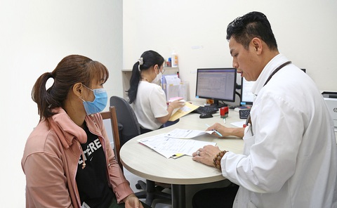 Bác sĩ chuyên khoa 2 Nguyễn Thanh Huy (khoa khám bệnh Viện Tim TP.HCM) đọc kết quả cho bệnh nhân chiều 18-3 - Ảnh: PHƯƠNG QUYÊN Bác sĩ chuyên khoa 2 Nguyễn Thanh Huy (khoa khám bệnh Viện Tim TP.HCM) đọc kết quả cho bệnh nhân chiều 18-3 - Ảnh: PHƯƠNG QUYÊN
