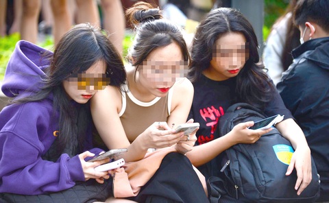 Ngay cả khi ngồi cạnh nhau cũng mỗi người một điện thoại lướt mạng xã hội - Ảnh: Q.ĐỊNH Ngay cả khi ngồi cạnh nhau, mỗi người một điện thoại lướt mạng xã hội - Ảnh minh họa: Q.ĐỊNH