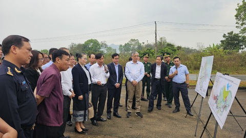 Kỳ vọng làn gió mới từ mô hình ‘hai nước một khu kinh tế’- Ảnh 3. Đoàn khảo sát của hai tỉnh Quảng Trị và Savannakhet (Lào) đến kiểm tra thực địa một số địa điểm dự kiến đưa vào quy hoạch khu kinh tế thương mại chung xuyên biên giới - Ảnh: QUỐC NAM