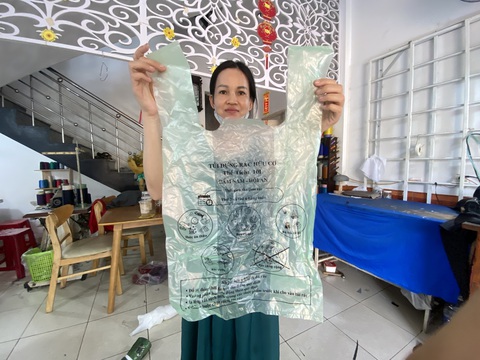 Hội An thí điểm bán túi ni lông đựng rác cho dân thay vì thu tiền rác- Ảnh 1. Bà Đặng Thị Hiệp, số nhà 19 Nguyễn Tri Phương, với túi đựng rác dùng trong gia đình - Ảnh: B.D.