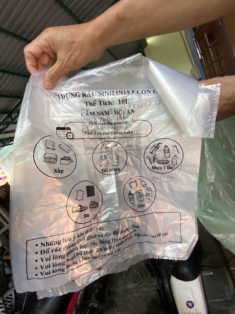 Hội An thí điểm bán túi ni lông đựng rác cho dân thay vì thu tiền rác- Ảnh 3. Thông tin hướng dẫn phân loại in trên bao chứa rác chuyên dụng - Ảnh: B.D.