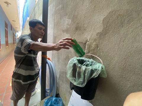 Hội An thí điểm bán túi ni lông đựng rác cho dân thay vì thu tiền rác- Ảnh 2. Người dân Cẩm Nam dùng túi đựng rác chuyên dùng để chứa rác thải hằng ngày - Ảnh: B.D.