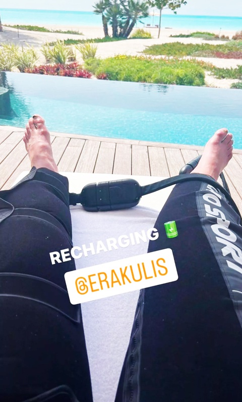 Fan phát hiện điều lo lắng khi nhìn Ronaldo ‘sạc pin’ ở resort- Ảnh 3. Những ngón chân sưng tấy của Cristiano Ronaldo khiến người hâm mộ lo lắng - Ảnh: INSTAGRAM