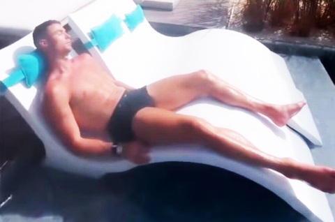 Fan phát hiện điều lo lắng khi nhìn Ronaldo ‘sạc pin’ ở resort- Ảnh 1. Cristiano Ronaldo đang tắm nắng - Ảnh: INSTAGRAM