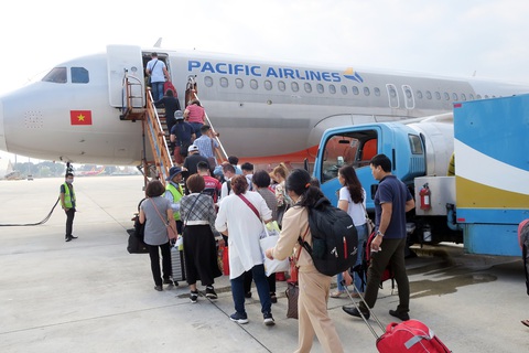 Khách đi máy bay của Pacific Airlines tại sân bay Tân Sơn Nhất, TP.HCM - Ảnh: T.T.D. Khách đi máy bay của Pacific Airlines tại sân bay Tân Sơn Nhất, TP.HCM - Ảnh: T.T.D.