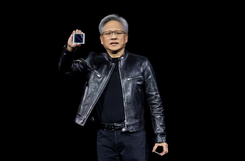 Nvidia ra mắt chip AI ‘mạnh nhất thế giới’, nhanh gấp 30 lần phiên bản cũ- Ảnh 1. Chủ tịch Jensen Huang giới thiệu chip Blackwell B200 tại sự kiện thường niên diễn ra vào ngày 18-3 - Ảnh: BLOOMBERG