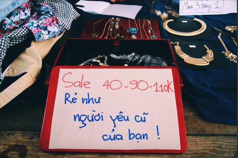 Chẳng ai chịu nổi bóng hình người yêu cũ cứ 'hiện về' trong cuộc sống chung- Ảnh 1. Các bạn trẻ thường ví von "Rẻ như người yêu cũ của bạn". Tình cũ có thể là những kỷ niệm rất đẹp. Nhưng những gì đã cũ chẳng mang lại điều gì cho hiện tại - Ảnh minh họa: DANH TRỌNG