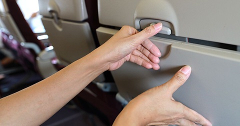 Gập khay bàn ăn khi máy bay cất, hạ cánh có phải vô ích?- Ảnh 1. Khay bàn ăn trên máy bay có thể gây nguy hiểm cho hành khách - Ảnh: MATADOR NETWORK