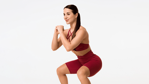 5 động tác thể dục 'nhìn qua hơi ngán' nhưng rất hữu ích- Ảnh 3. Thực hiện động tác squat - Ảnh: Better Me