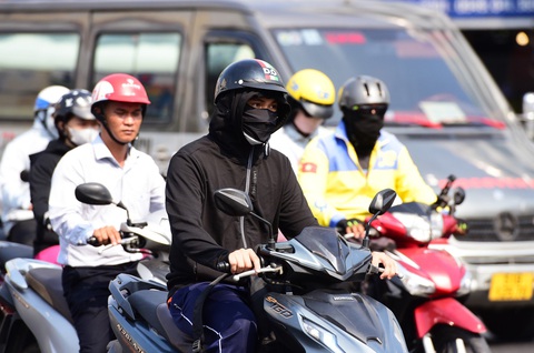 Thời tiết hôm nay 20-3: Vùng mưa to dịch vào Bắc Trung Bộ; Nha Trang đến Cà Mau nắng- Ảnh 1. Bắc Bộ hôm nay mưa dông, còn thời tiết Nam Bộ vẫn nắng nóng - Ảnh: DUYÊN PHAN
