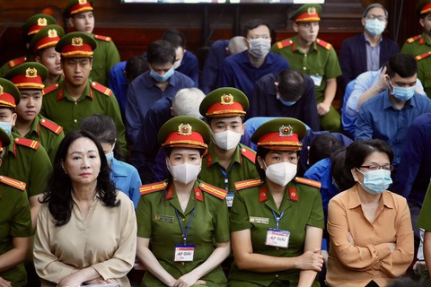 Bị cáo Trương Mỹ Lan (bìa trái) và các bị cáo tại tòa - Ảnh: HỮU HẠNH Bị cáo Trương Mỹ Lan (bìa trái) và các bị cáo tại tòa - Ảnh: HỮU HẠNH