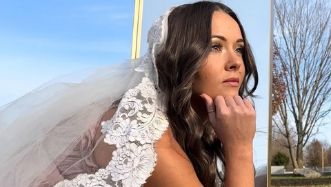 Tự cưới chính mình vì nếm trải quá nhiều thất bại trong tình yêu- Ảnh 2. Brittany Rist cưới chính mình thông qua một... chiếc gương.