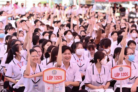 Lo vì quá nhiều thí sinh chọn học kinh tế, khoa học xã hội- Ảnh 1. Học sinh tham dự chương trình tư vấn tuyển sinh - hướng nghiệp do báo Tuổi Trẻ tổ chức tại Trường THPT Trần Văn Thời, huyện Trần Văn Thời, Cà Mau sáng 16-3 - Ảnh: DUYÊN PHAN