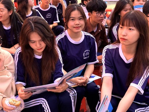 Đại học Kinh tế TP.HCM mở cổng đăng ký xét tuyển sớm- Ảnh 1. Học sinh tìm hiểu thông tin tuyển sinh đại học trong chương trình tư vấn tuyển sinh - hướng nghiệp 2024 tại Bạc Liêu - Ảnh: TRẦN HUỲNH