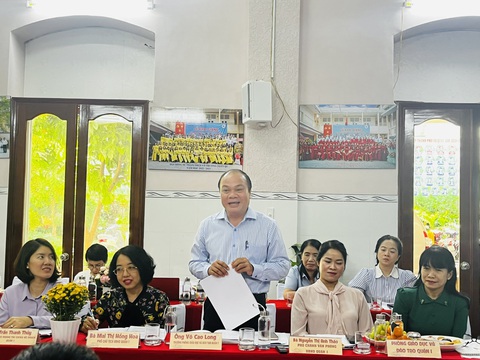 Trường khu vực trung tâm kêu khó cân đối bữa ăn bán trú với giá 35.000 đồng- Ảnh 2. Ông Võ Cao Long - trưởng Phòng Giáo dục và Đào tạo quận 1 - TP.HCM phát biểu tại buổi làm việc với Ban văn hóa xã hội - Ảnh: MỸ DUNG