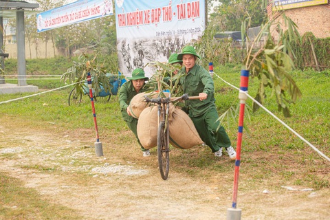 Diễu binh, diễu hành kỷ niệm 70 năm Chiến thắng Điện Biên Phủ- Ảnh 1. Bà con Điện Biên tham gia hội thi đẩy xe đạp thồ - tải đạn, tái hiện những năm tháng chiến đấu hào hùng ở chiến dịch Điện Biên Phủ - Ảnh: TƯ HẠ