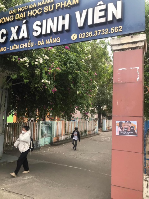 Vào tận cổng ký túc xá đại học dán tờ rơi bêu riếu người để đòi nợ- Ảnh 2. Tờ rơi xuất hiện trước cổng ký túc xá khiến nhiều người nghĩ rằng người có mặt trong ảnh là sinh viên Trường đại học Sư phạm Đà Nẵng - Ảnh: B.N.