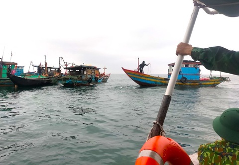 Cặp vợ chồng ở Hà Tĩnh nghi mất tích khi đi đánh cá trên biển- Ảnh 1. Các lực lượng tổ chức tìm kiếm hai vợ chồng nghi mất tích tại vùng biển xã Kỳ Lợi - Ảnh: H.A.