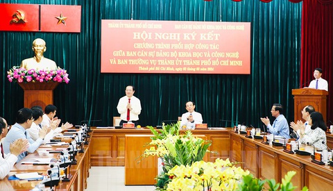 Tin tức sáng 3-3: Sốt vé bay đi Côn Đảo, khách đi tàu cao tốc sẽ rẻ hơn- Ảnh 10. Hội nghị ký kết chương trình phối hợp giữa Thành ủy TP và Ban Cán sự Đảng Bộ Khoa học và Công nghệ - Ảnh: THÀNH ỦY TP.HCM