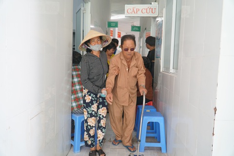 Xã đảo Thạnh An rộn ràng đón bác sĩ khám bệnh miễn phí cho bà con- Ảnh 3. Sau khi thăm khám, người dân di chuyển đến khu vực nhận thuốc miễn phí - Ảnh: M.P.