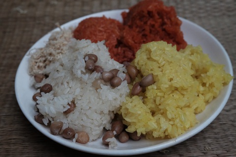 Đĩa xôi Phú Thượng với các loại xôi đỗ, xôi gấc, xôi xéo (trong đĩa thiếu đỗ xanh)... để từ sáng tới chiều vẫn mềm, dẻo - Ảnh: ĐẬU DUNG Đĩa xôi Phú Thượng với các loại xôi đỗ, xôi gấc, xôi xéo (trong đĩa thiếu đỗ xanh)... để từ sáng tới chiều vẫn mềm, dẻo - Ảnh: ĐẬU DUNG