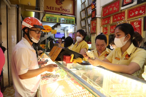 Giá vàng miếng SJC cao nhất lịch sử: 81 triệu đồng/lượng- Ảnh 1. Giá vàng miếng và vàng nhẫn liên tục phá kỷ lục - Ảnh: PHƯƠNG QUYÊN