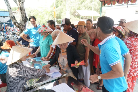 Xã đảo Thạnh An rộn ràng đón bác sĩ khám bệnh miễn phí cho bà con- Ảnh 1. Người dân đến Trạm y tế xã Thạnh An từ sáng sớm, xếp hàng chờ khám bệnh miễn phí - Ảnh: M.P.