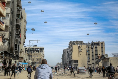Người dân ở Thành phố Gaza tập trung trên đường phố chờ hàng cứu trợ được thả từ máy bay ngày 1-3 - Ảnh: AFP Người dân ở thành phố Gaza tập trung trên đường phố chờ hàng cứu trợ được thả từ máy bay ngày 1-3 - Ảnh: AFP