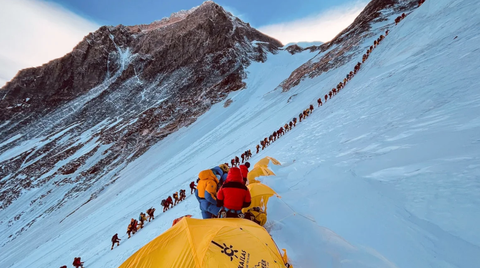 Nepal yêu cầu gắn chip cho người leo núi Everest- Ảnh 1. Những người leo núi Everest - Ảnh: AFP