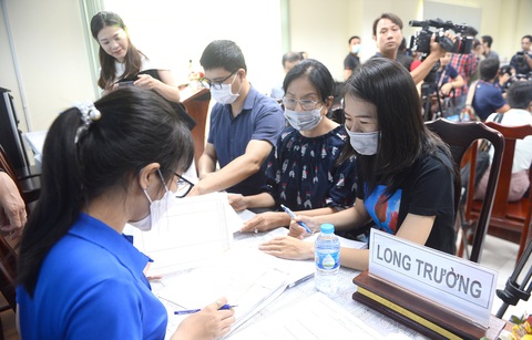 Người dân TP Thủ Đức làm thủ tục nhận chi trả bồi thường do bị ảnh hưởng bởi dự án đường vành đai 3 đoạn qua TP.HCM (ảnh chụp tháng 5-2023) - Ảnh: QUANG ĐỊNH Người dân TP Thủ Đức làm thủ tục nhận chi trả bồi thường do bị ảnh hưởng bởi dự án đường vành đai 3 đoạn qua TP.HCM (ảnh chụp tháng 5-2023) - Ảnh: QUANG ĐỊNH