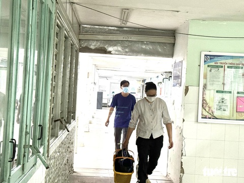 Cận cảnh lối đi xuyên qua Bệnh viện Nhân dân Gia Định và Bệnh viện Ung bướu- Ảnh 5. Lối hành lang chật hẹp, tiếng ồn từ công trình, bụi bặm liên tục dội xuống gây ảnh hưởng đến người bệnh và nhân viên y tế - Ảnh: THU HIẾN