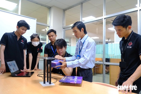 Sinh viên chế tạo thiết bị chuyển năng lượng bước chân thành điện- Ảnh 2. Sau 4 tháng nghiên cứu, nhóm sinh viên của khoa công nghệ điện tử, Trường đại học Công nghiệp TP.HCM đã cho ra sản phẩm The VibraEnergy có thể tạo ra điện từ bước chân - Ảnh: NGỌC PHƯỢNG