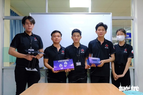 Sinh viên chế tạo thiết bị chuyển năng lượng bước chân thành điện- Ảnh 5. Nhóm cho biết giá thành sản phẩm từ 700.000 - 800.000 đồng, sắp tới nhóm sẽ cải tiến để có thể giảm giá thành hơn - Ảnh: NGỌC PHƯỢNG