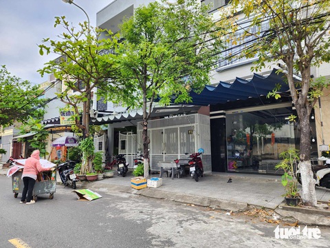 Vụ đánh, nhét chăn vào miệng trẻ tự kỷ ở Đà Nẵng: Hoạt động ‘chui’ nhưng chính quyền không biết?- Ảnh 3. Cơ sở Cầu Vồng đã tháo bảng hiệu - Ảnh: ĐOÀN NHẠN