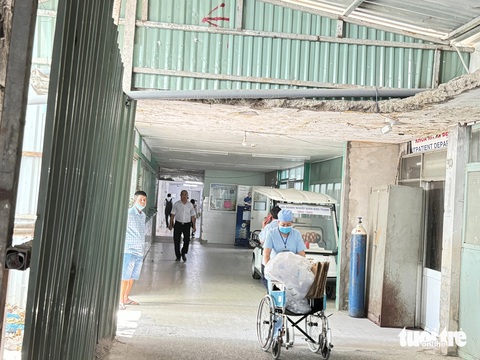 Cận cảnh lối đi xuyên qua Bệnh viện Nhân dân Gia Định và Bệnh viện Ung bướu- Ảnh 1. Việc mở bức tường ngăn cách hai bệnh viện giúp Bệnh viện Nhân dân Gia Định sử dụng