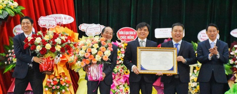 Đại diện Trường Đại học Khánh Hòa nhận giấy chứng nhận Kiểm định chất lượng cơ sở giáo dục - Ảnh: TRẦN HOÀI Đại diện Trường đại học Khánh Hòa nhận giấy chứng nhận kiểm định chất lượng cơ sở giáo dục - Ảnh: TRẦN HOÀI