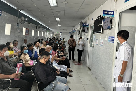 Nhiều người vào bệnh viện khám bỏng da vì nắng nóng- Ảnh 1. Cùng thời điểm nắng nóng, lượng bệnh nhân đến khám tại Bệnh viện Thống Nhất (TP.HCM) nhiều hơn - Ảnh: THU HIẾN