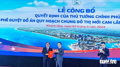 Cần tạo nên đô thị mới Cam Lâm có giá trị riêng, độc đáo, đáng sống- Ảnh 2. Phó thủ tướng Chính phủ Trần Hồng Hà trao quyết định của Thủ tướng Chính phủ phê duyệt quy hoạch chung đô thị mới Cam Lâm đến năm 2045 cho Chủ tịch UBND tỉnh Khánh Hòa Nguyễn Tấn Tuân - Ảnh: PHAN SÔNG NGÂN