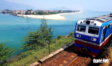 Sắp có chuyến tàu du lịch nối Huế - Đà Nẵng- Ảnh 1. Dự kiến một chuyến tàu du lịch nối Huế - Đà Nẵng sẽ lăn bánh phục vụ du khách vào dịp 26-3 tới - Ảnh: MINH AN