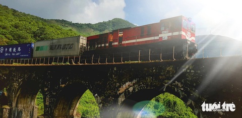 Sắp có chuyến tàu du lịch nối Huế - Đà Nẵng- Ảnh 2. Chuyến tàu nối Huế - Đà Nẵng sẽ đi qua nhiều thắng cảnh hùng vĩ trên cung đèo được mệnh danh là Thiên hạ đệ nhất hùng quan - đèo Hải Vân - Ảnh: MINH AN