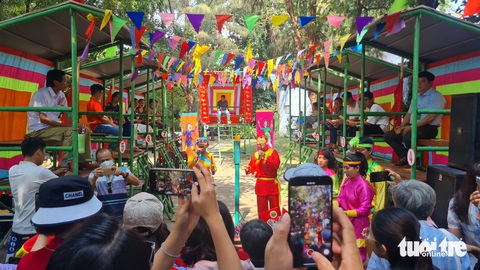 Hàng trăm người dân hào hứng tham gia, theo dõi trò chơi dân gian bài chòi tại Ngày hội người Bình Định tại TP.HCM lần thứ 8 năm 2024 - Ảnh: LÂM THIÊN Hàng trăm người dân hào hứng tham gia, theo dõi trò chơi dân gian bài chòi tại Ngày hội người Bình Định tại TP.HCM lần thứ 8 năm 2024 - Ảnh: LÂM THIÊN