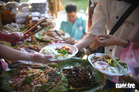Không khí rất náo nhiệt ở các quầy ăn uống - Ảnh: LÂM THIÊN Không khí rất náo nhiệt ở các quầy ăn uống gồm những món ăn thân thương của người Bình Định - Ảnh: LÂM THIÊN