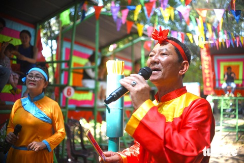 Hình ảnh thân thương đối với rất nhiều người con Bình Định khi đi ngang khu vực trò chơi dân gian bài chòi - Ảnh: LÂM THIÊN Anh hiệu, chị hiệu - hình ảnh thương nhớ của rất nhiều người con Bình Định khi tham gia trò chơi dân gian đánh bài chòi - Ảnh: LÂM THIÊN