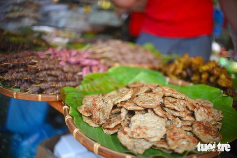 Những món ăn mang hương vị quê nhà của Bình Định tại ngày hội - Ảnh: LÂM THIÊN Những món ăn mang hương vị quê nhà của Bình Định tại ngày hội - Ảnh: LÂM THIÊN