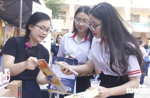 'Thua ngay nếu nghĩ đi xuất khẩu lao động kiếm tiền về mở quán cà phê'- Ảnh 1. Ngày hội hướng nghiệp, tuyển sinh 2024 diễn ra sáng 2-3 tại Trường THPT Nguyễn Chí Thanh (quận Tân Bình, TP.HCM) - Ảnh: CÔNG TRIỆU